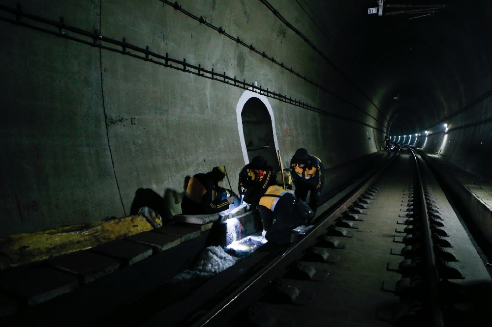 房山铁路运营隧道病害现状